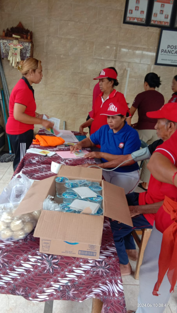 BERLANGSUNG KEGIATAN POSYANDU BALITA DAN POSYANDU LANSIA BESERTA KEGIATAN POSYANDU BINA KELUARGA BALITA ( BKB ) BANJAR PANCA WARGA DAN SEKALIAN MENYERAHKAN PMT DARI PEMERINTAH DESA MENGWITANI